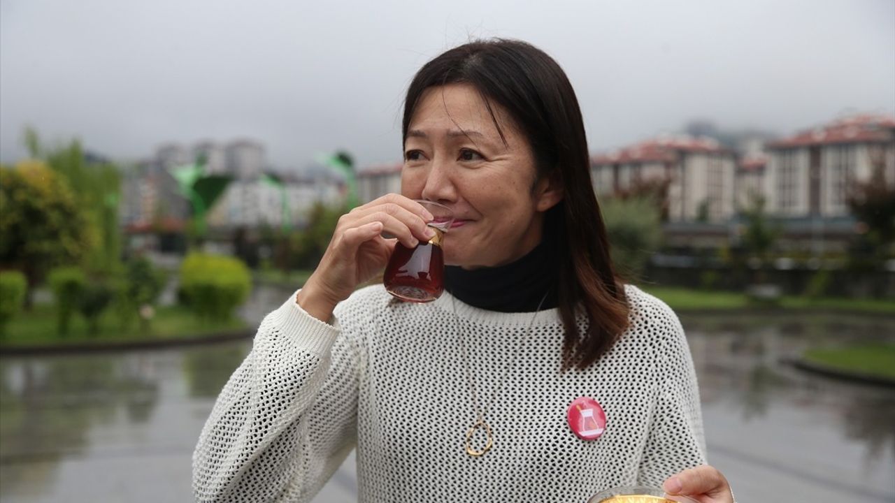 Japonya'nın İlk Türk Çayı Demleme Ustası Yumika Arita Rize'de Çay İkram Etti
