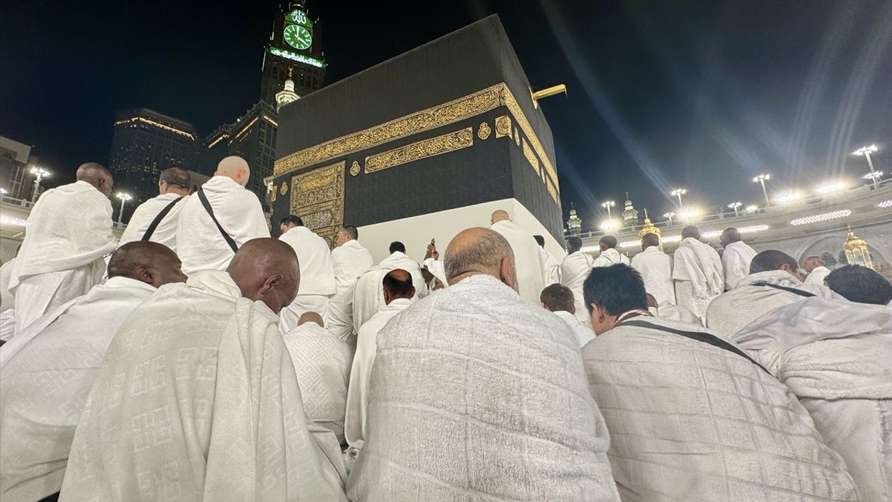 Kabe'de Sabah Namazı Coşkusu