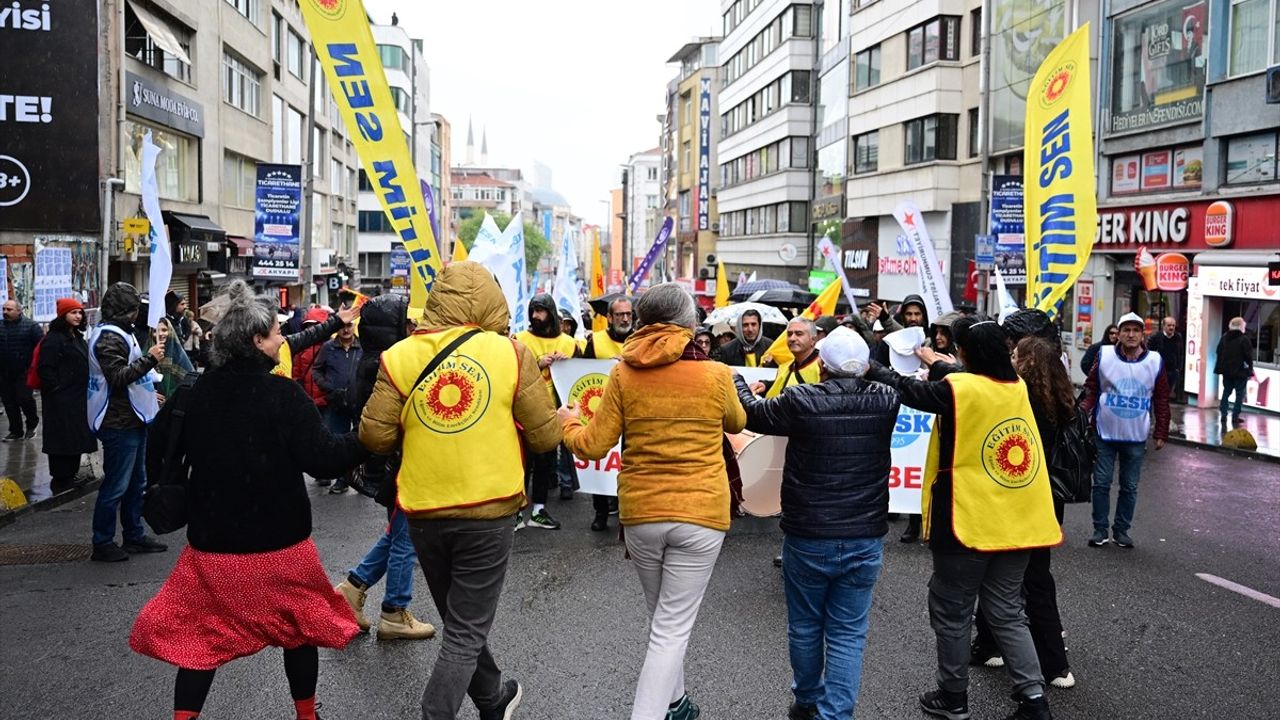 Kadıköy'de 1 Mayıs Coşkusu: Özgür Özel'den Güçlü Mesajlar