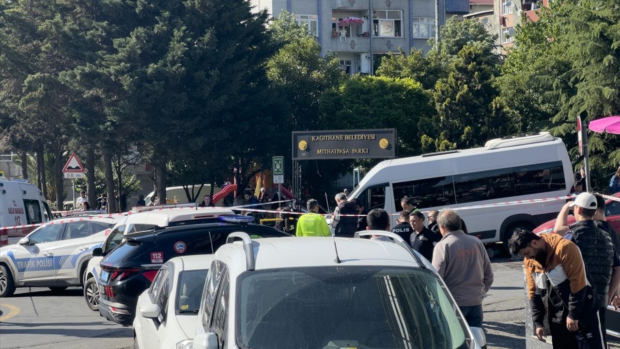 Kağıthane'de Servis Aracının Çarptığı Kaza: 1 Ölü, 3 Yaralı