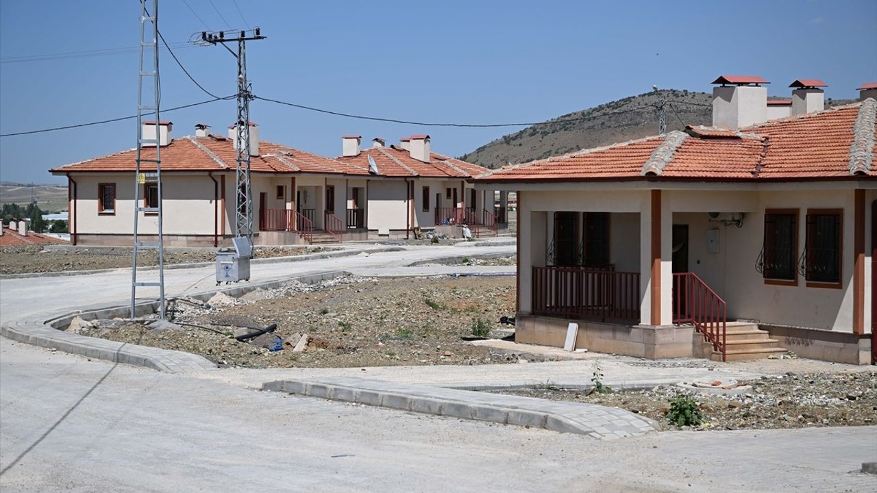 Kahramanmaraş’ta 3 Bin Köy Tipi Afet Evine Anahtar Teslimi