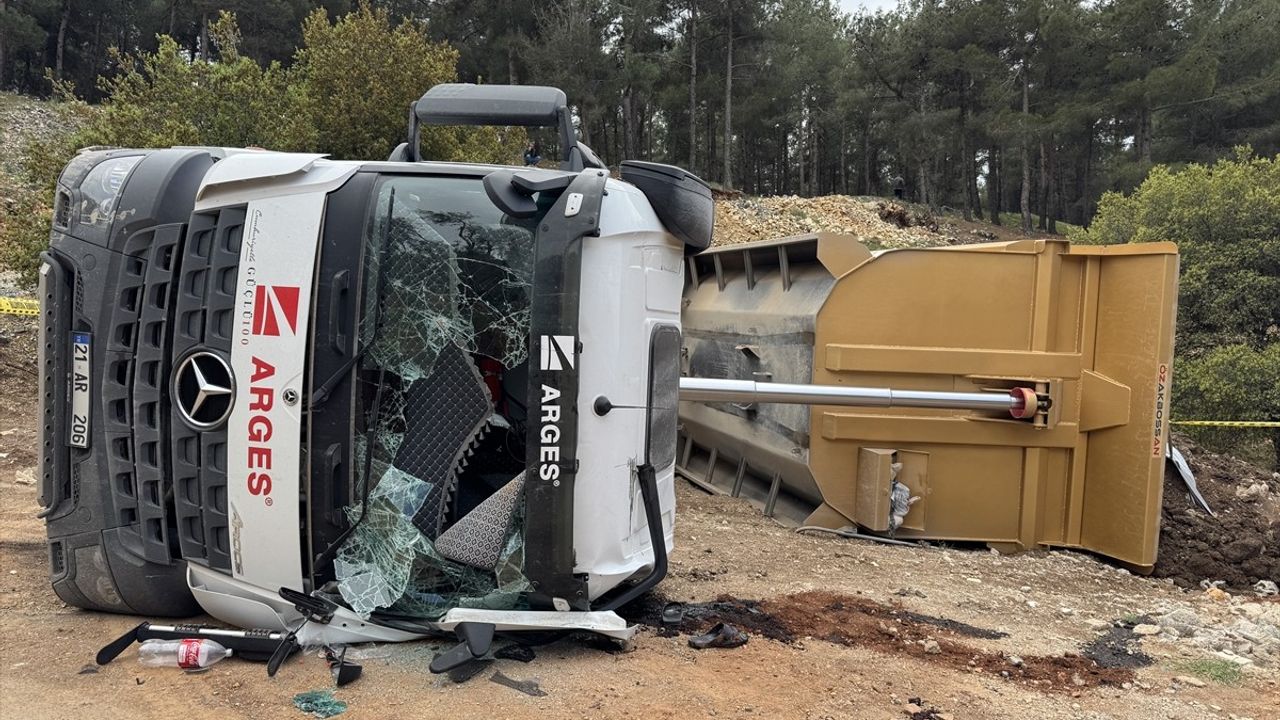 Kahramanmaraş'ta Devrilen Hafriyat Kamyonunda Sürücü Hayatını Kaybetti