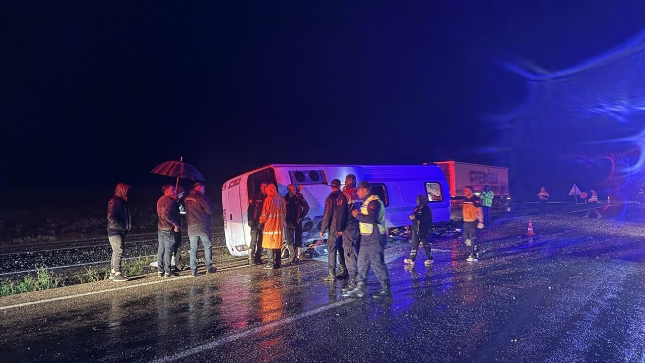 Kahramanmaraş'taki Düzensiz Göçmen Minibüsü Devrildi: 1 Ölü, 22 Yaralı