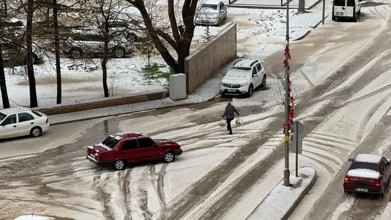 Kahramanmaraş ve Gaziantep'te Sağanak ve Dolu Hayatı Olumsuz Etkiledi