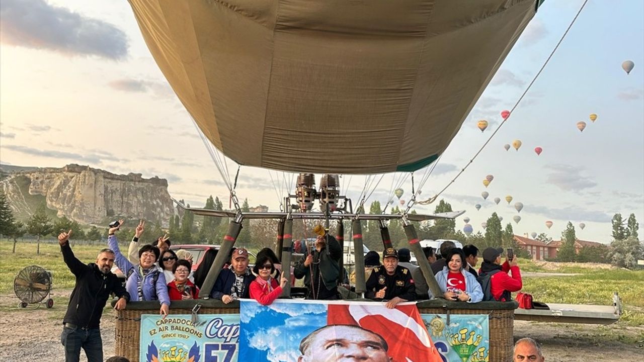 Kapadokya'da Gökyüzü Türk Bayraklarıyla Şenlendi