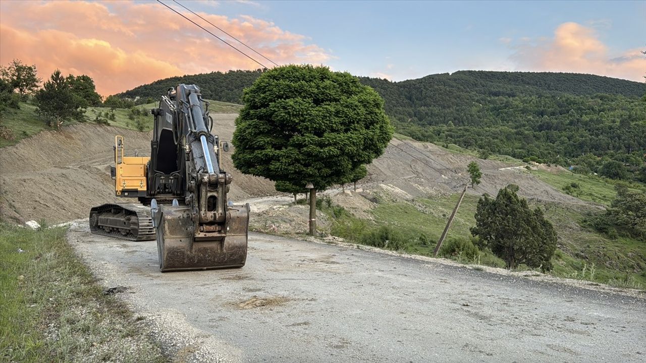 Karabük'te Heyelan Köy Yolunu Kapattı: Ulaşım Alternatif Güzergahlar ile Sağlanıyor
