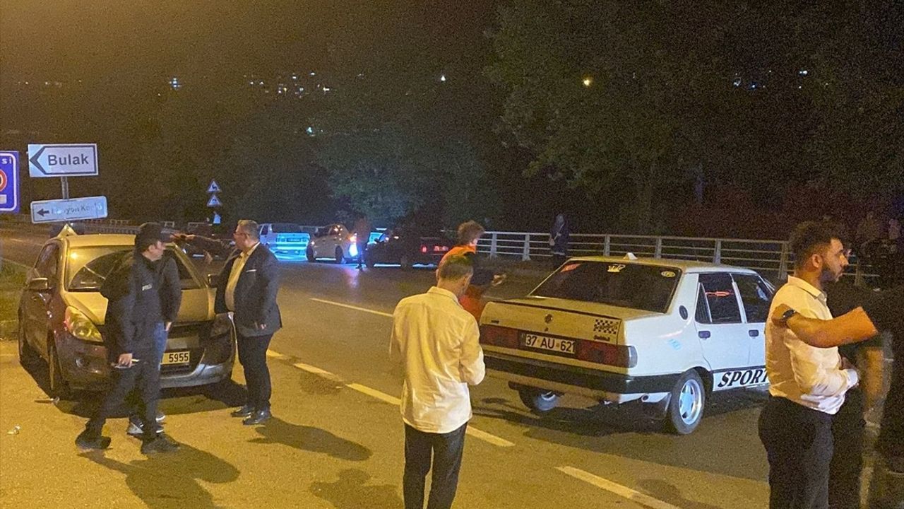 Karabük'te İki Otomobil Çarpıştı: 4 Yaralı