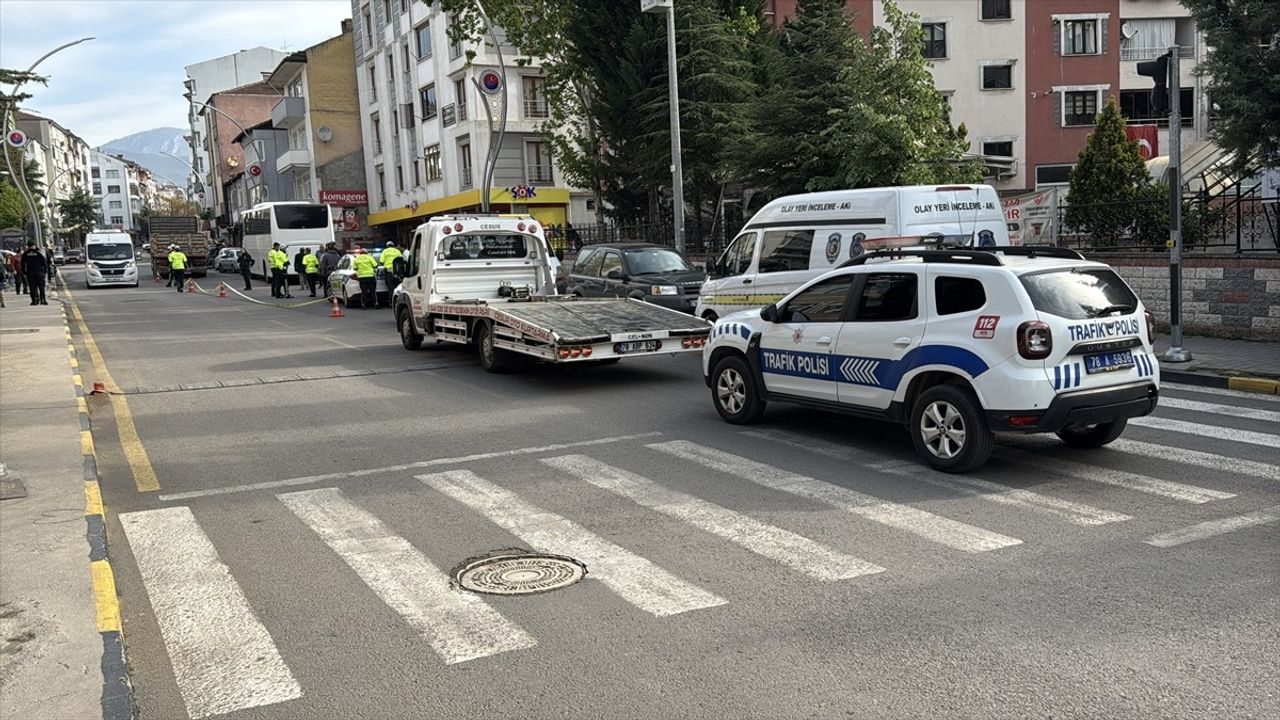 Karabük'te Kamyon Çarpması: 18 Yaşındaki Yaya Hayatını Kaybetti