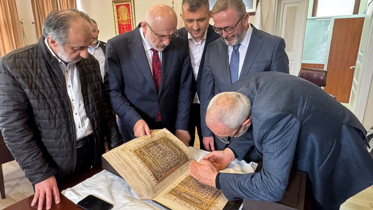 Karadağ'dan Getirilen Memlükler Dönemi Kur'an-ı Kerim İstanbul'da Restore Edildi
