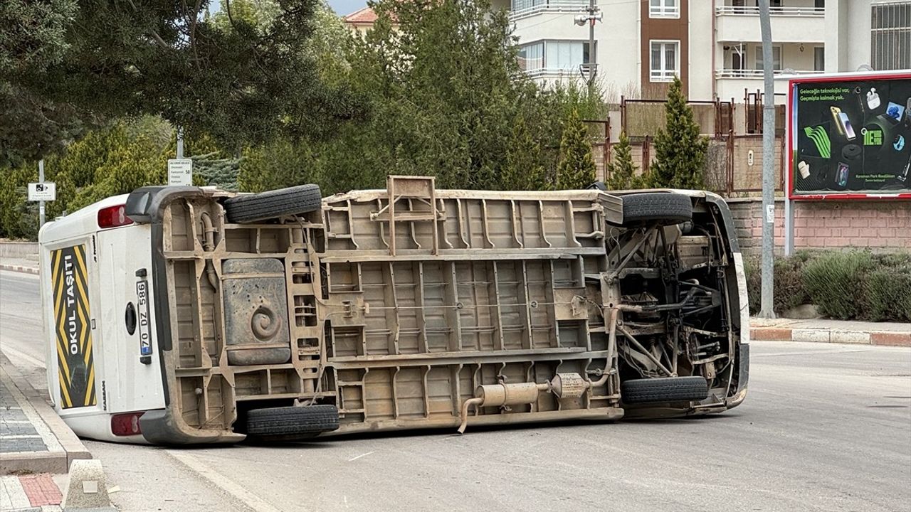 Karaman'da Okul Servisi ile Kamyonet Çarpıştı: 7 Yaralı