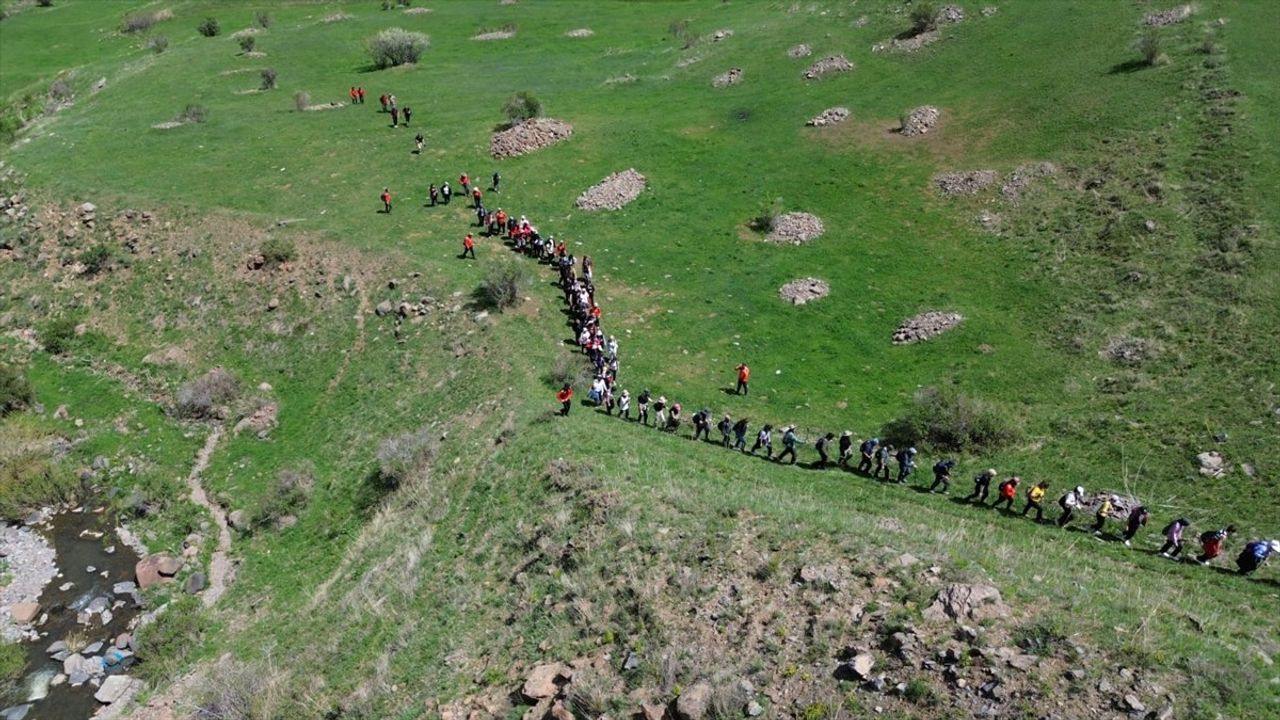 Kars'ta Doğaseverler 14 Kilometre Yürüyerek Kağızman'ın Güzelliklerini Keşfetti