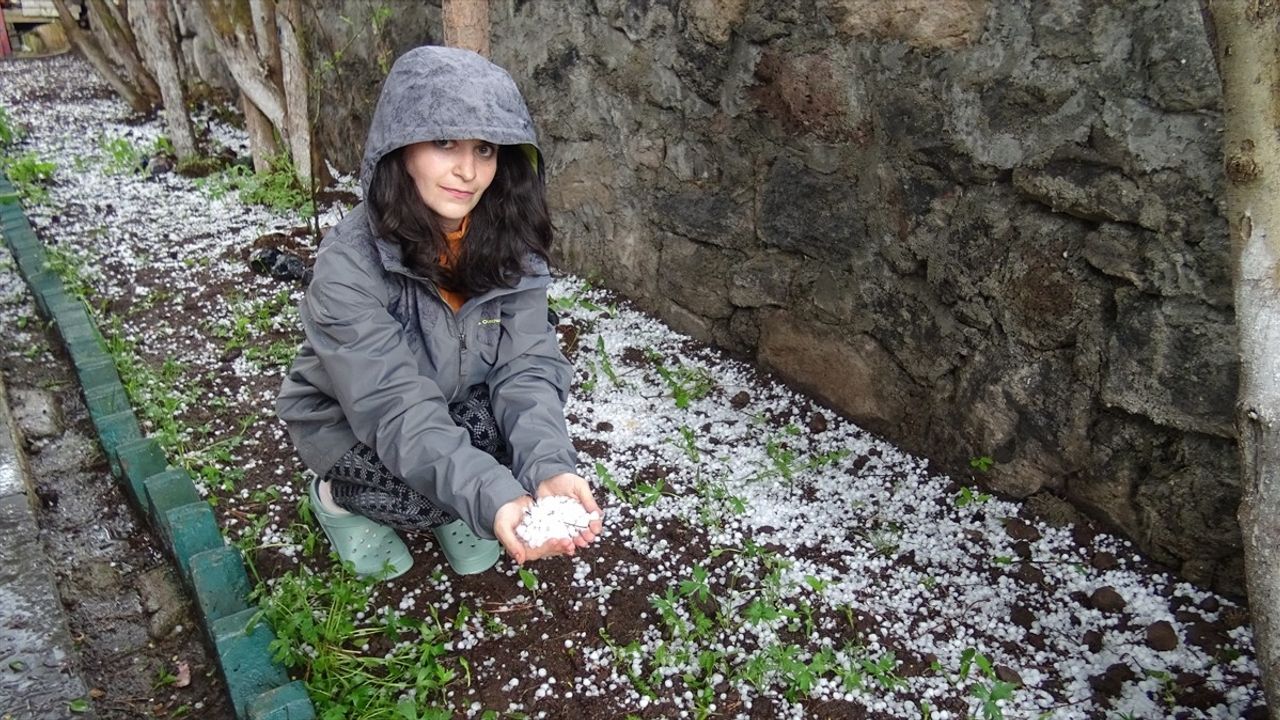 Kars'ta Dolu ve Sağanak Yağış Etkili Oldu