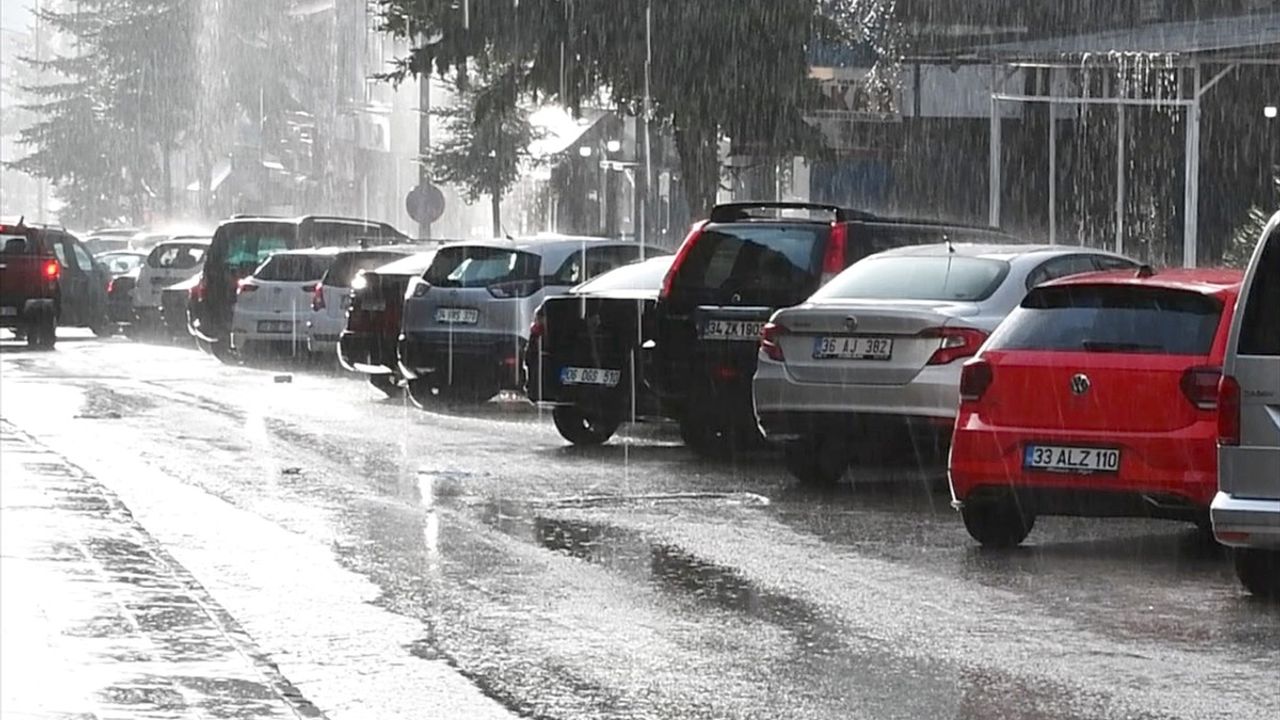 Kars'ta Dolu ve Sağanak Yağış Hayatı Olumsuz Etkiledi