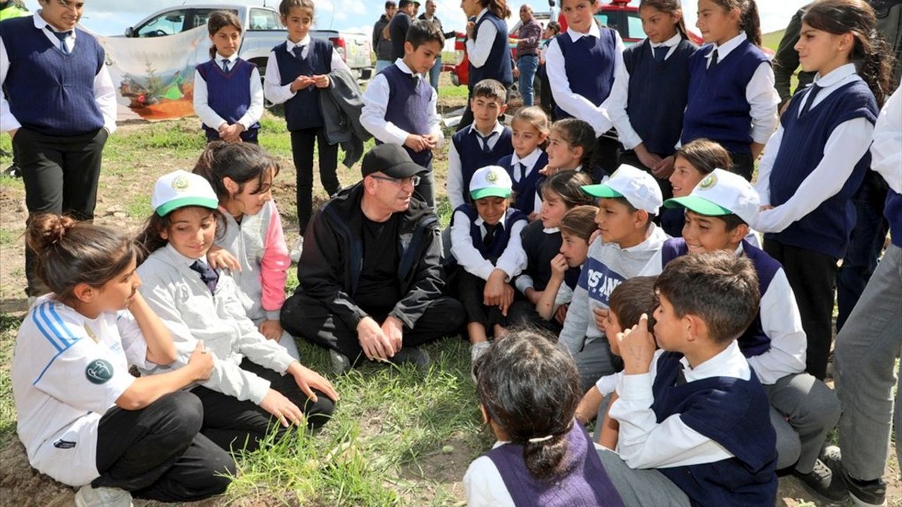 Kars'ta 'Her İlçeye Örnek Meyve Bahçesi' Projesi Hızla İlerliyor