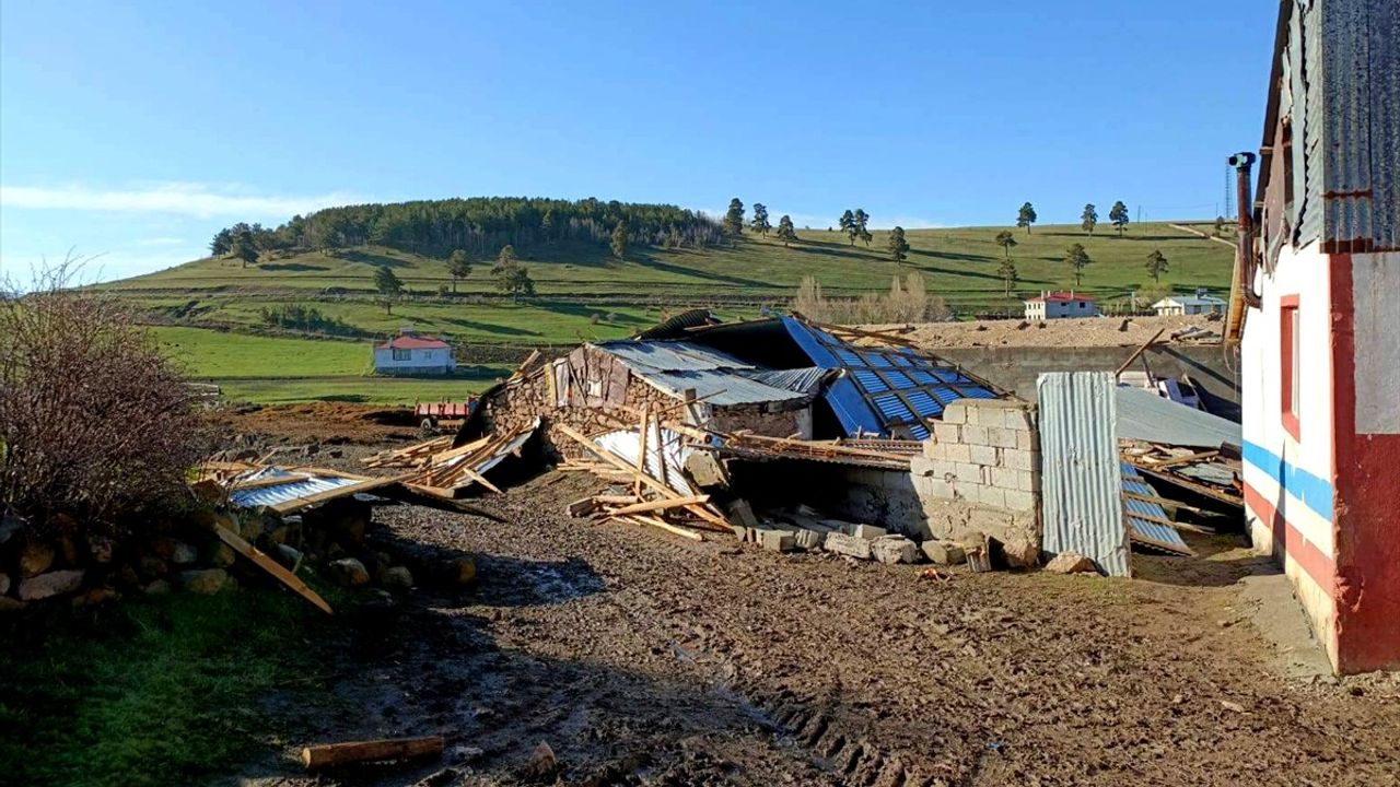 Kars'ta Hortum ve Fırtına 12 Evi Vurdu