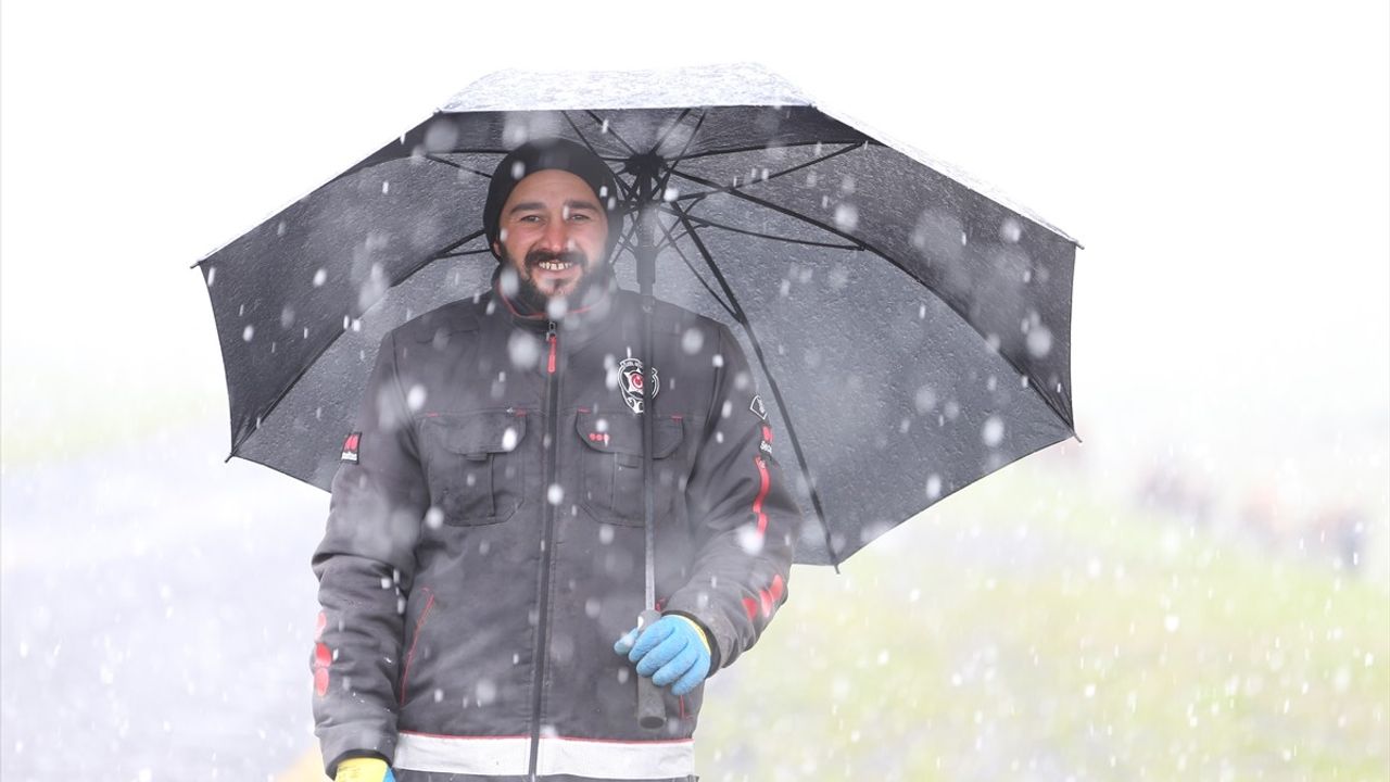 Kars'ta Kar Yağışı Besicileri Köylerine Döndürdü