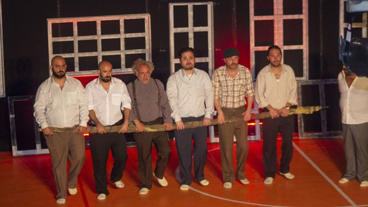 Kars'ta Misafir Tiyatro Oyunu Vagon Sahne Projesi ile Sahnelendi