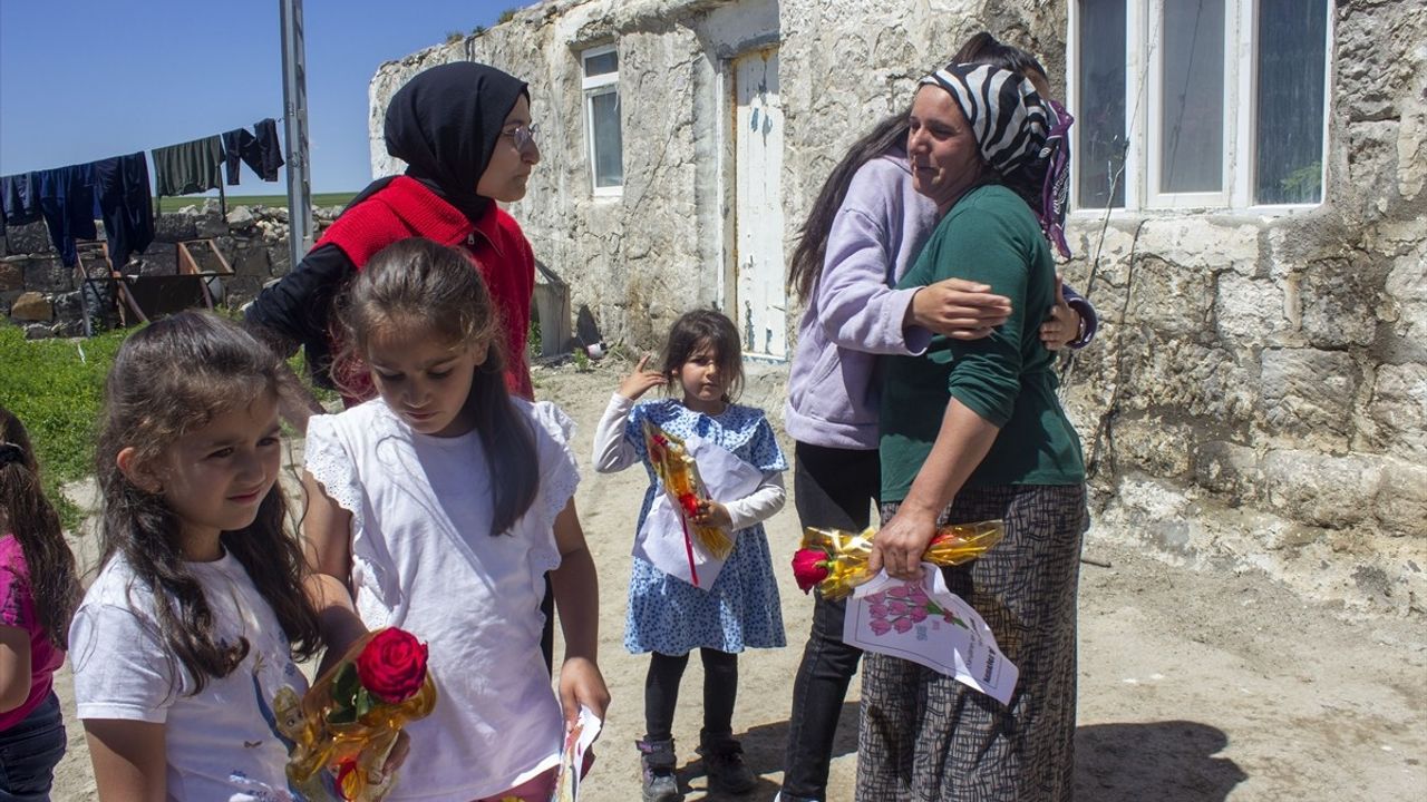 Kars'ta Öğrencilerden Anneler Günü'ne Özel Etkinlik