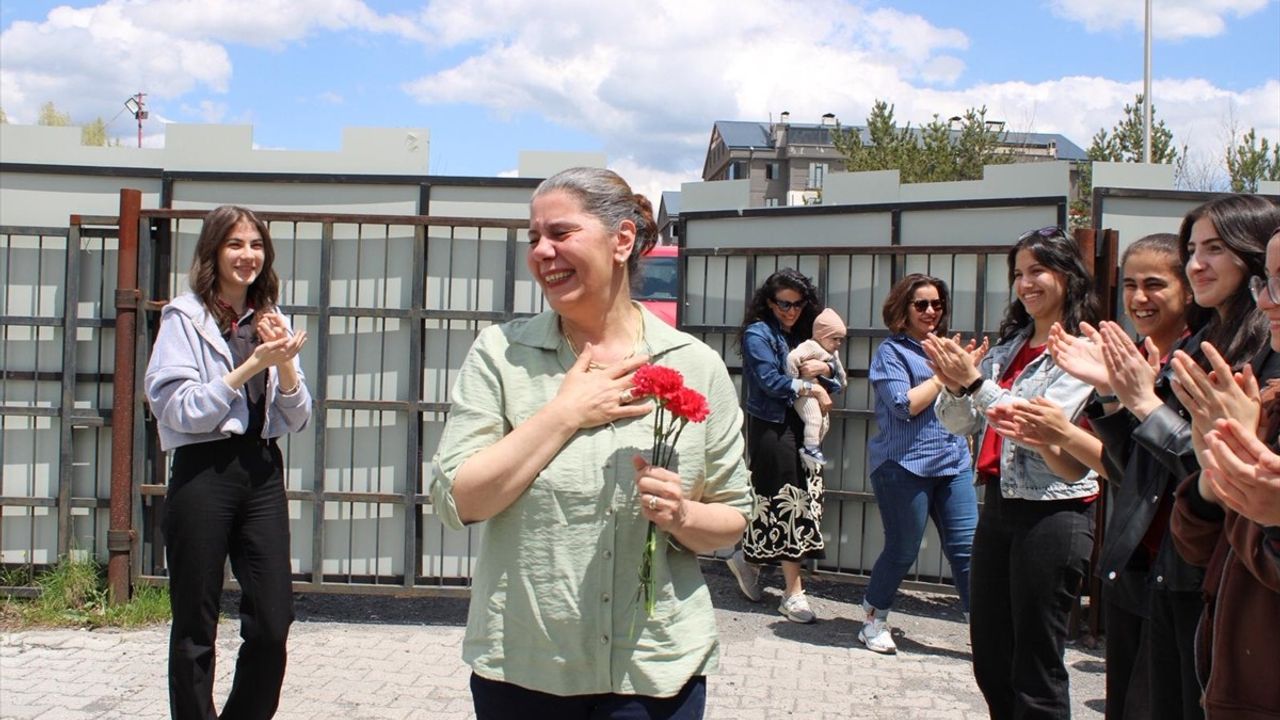 Kars'ta Öğrencilerden Emekli Öğretmene Duygu Dolu Veda