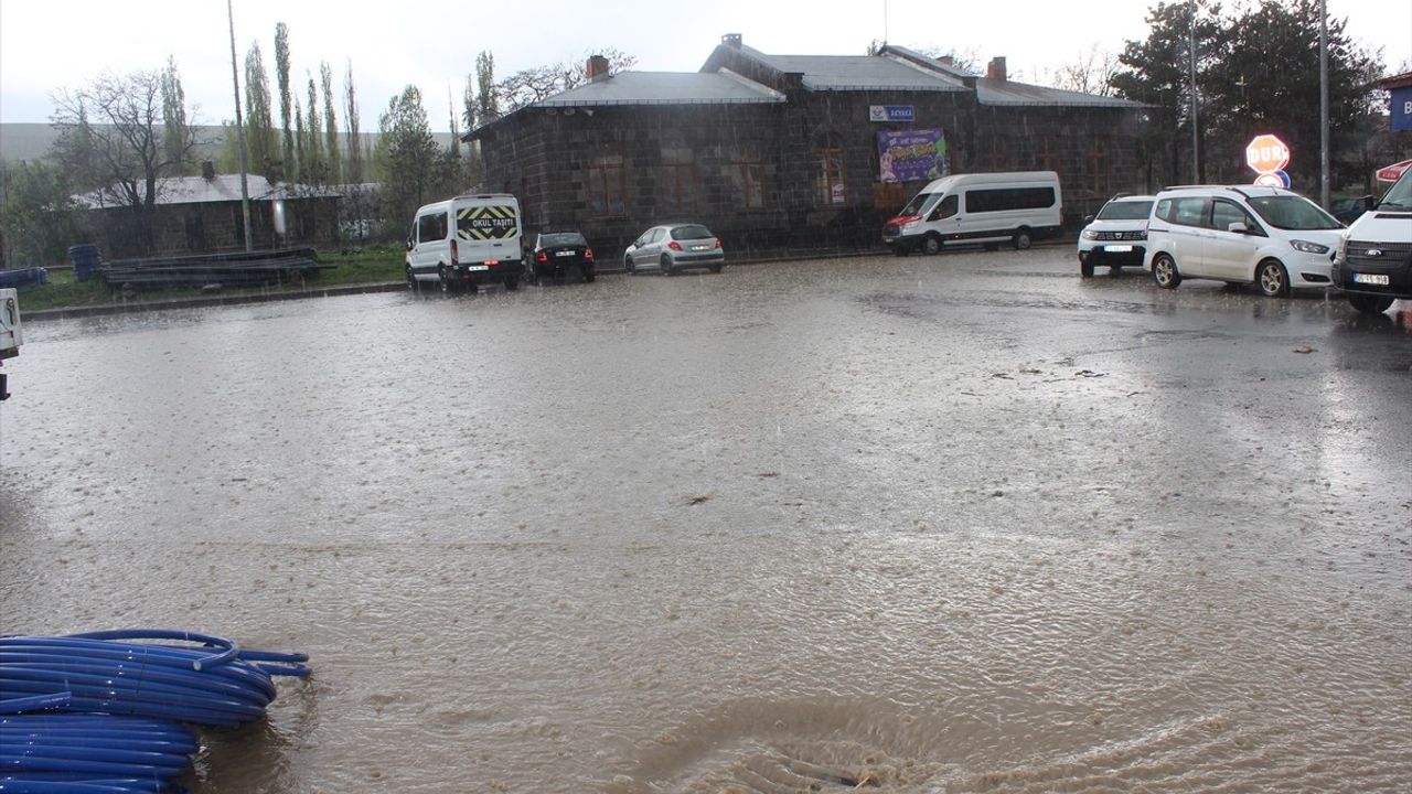 Kars'ta Sağanak ve Dolu Taşkınlara Neden Oldu