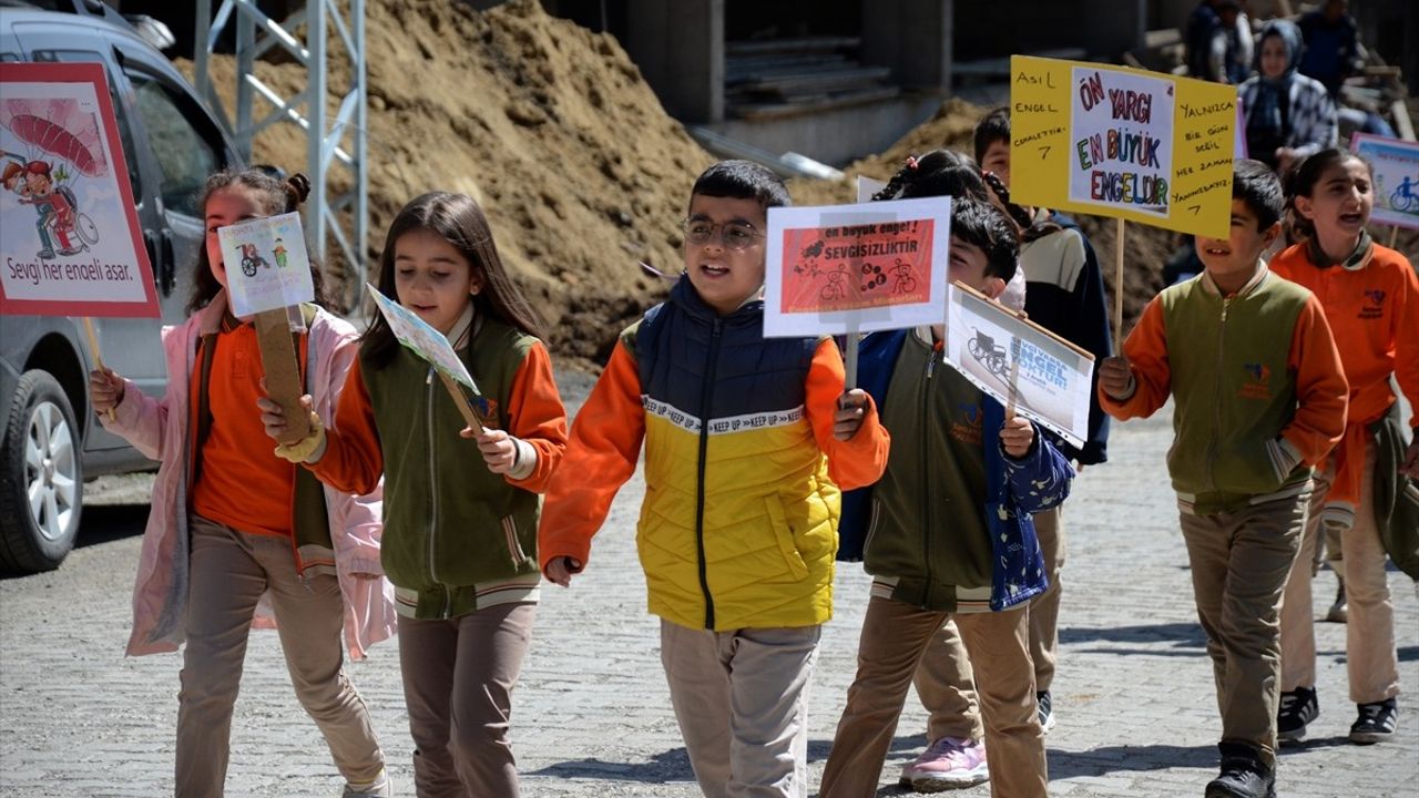 Kars'taki Öğrencilerden Engellilere Farkındalık Yürüyüşü
