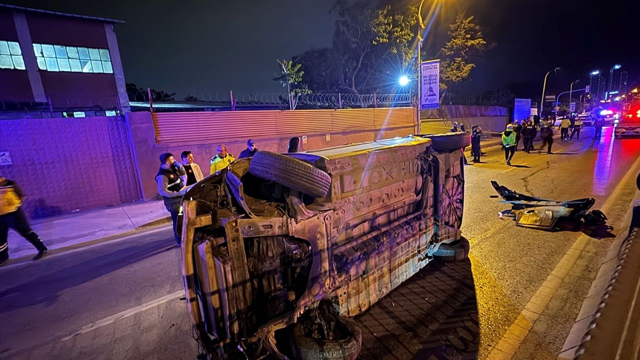 Kartal'da Kaldırıma Çarpan Otomobildeki Kadın Hayatını Kaybetti