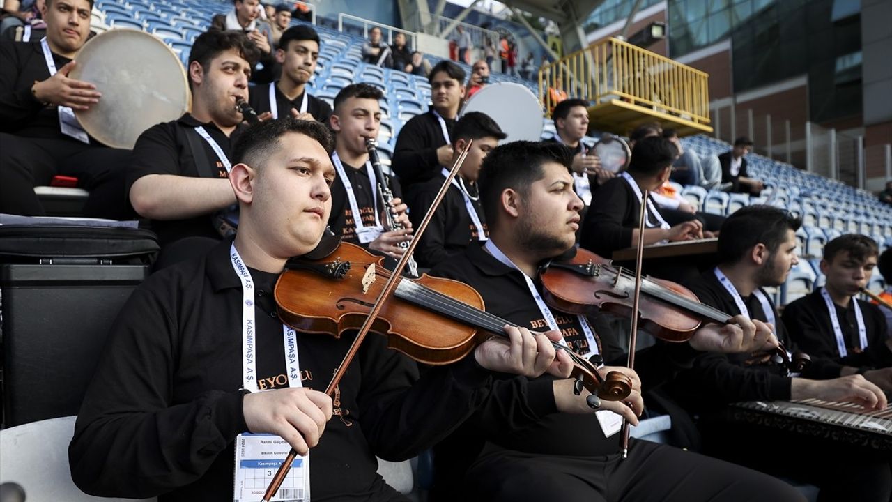 Kasımpaşa-Trabzonspor Maçı Öncesinde Renkli Müzik Etkinliği