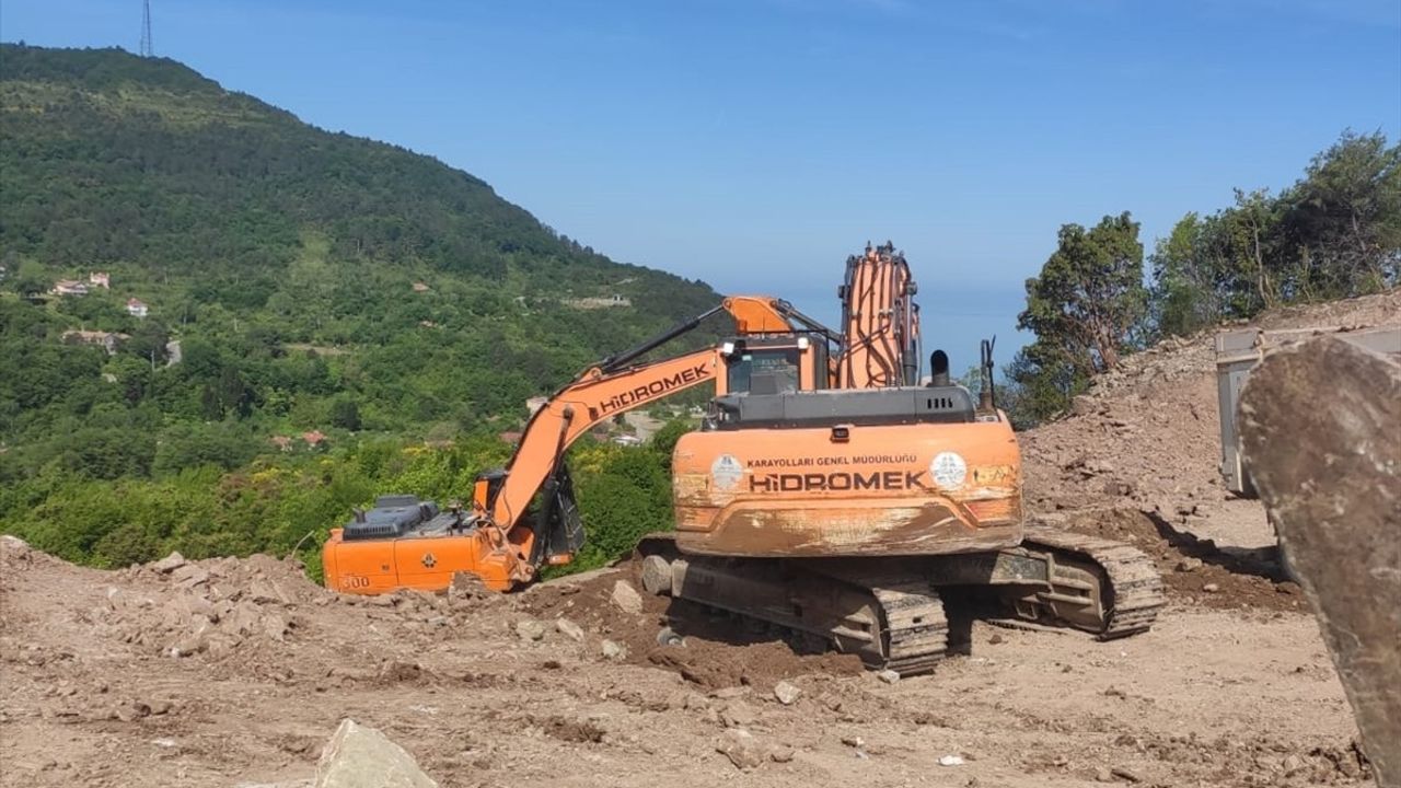 Kastamonu'da Cide-İnebolu Kara Yolu Heyelan Nedeniyle Kapandı