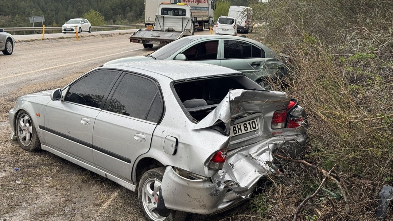 Kastamonu'da Kazada 4 Kişi Yaralandı: Otomobil Arızalı Araçta Çarpıştı