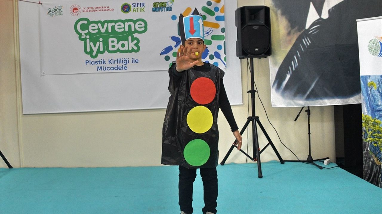 Kastamonu'da Öğrenciler Atık Malzemelerle Defile Düzenledi