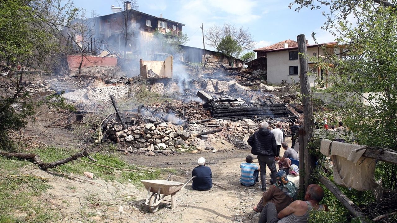 Kastamonu'da Yangın: Camii ve Ev Kül Oldu, Bir Yaralı