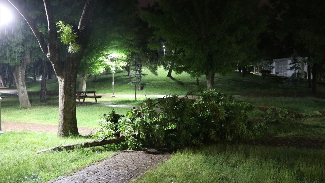 Kayseri'de 14 Katlı Apartmana Yıldırım Düşmesi Hasara Yol Açtı