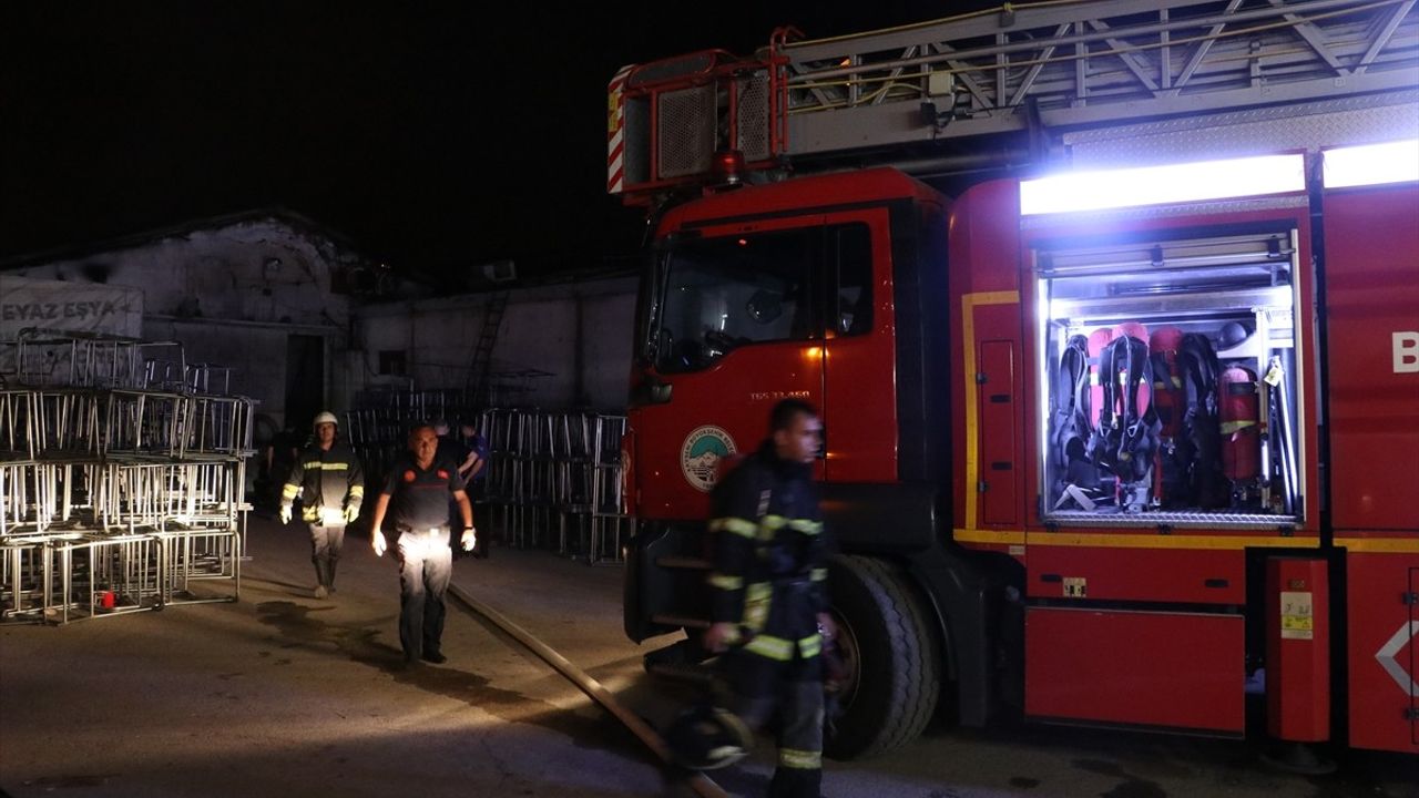 Kayseri'de Mobilya Atölyesinde Yangın: Hasar Büyük!