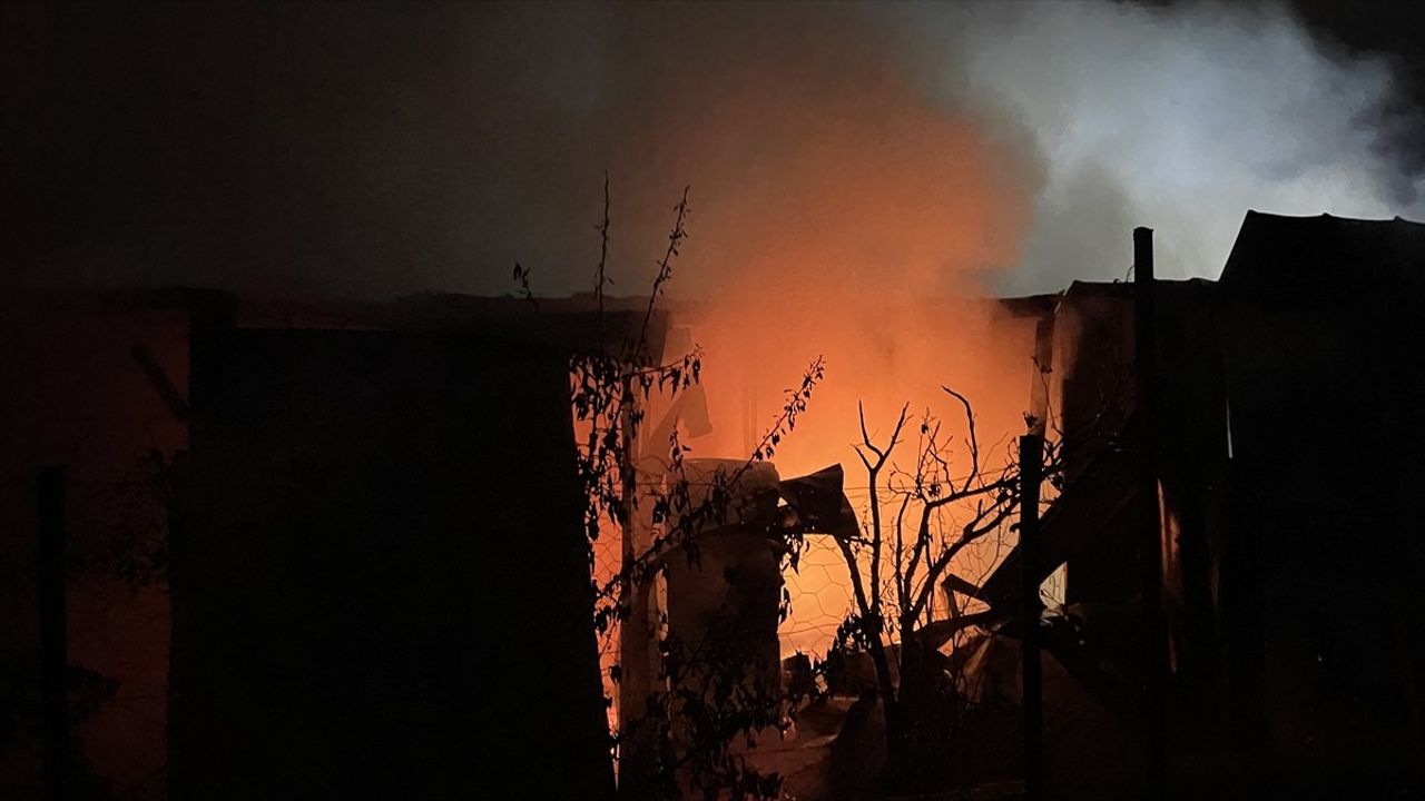 Kayseri'de Prefabrik Evde Yangın: İtfaiye Hızla Müdahale Etti