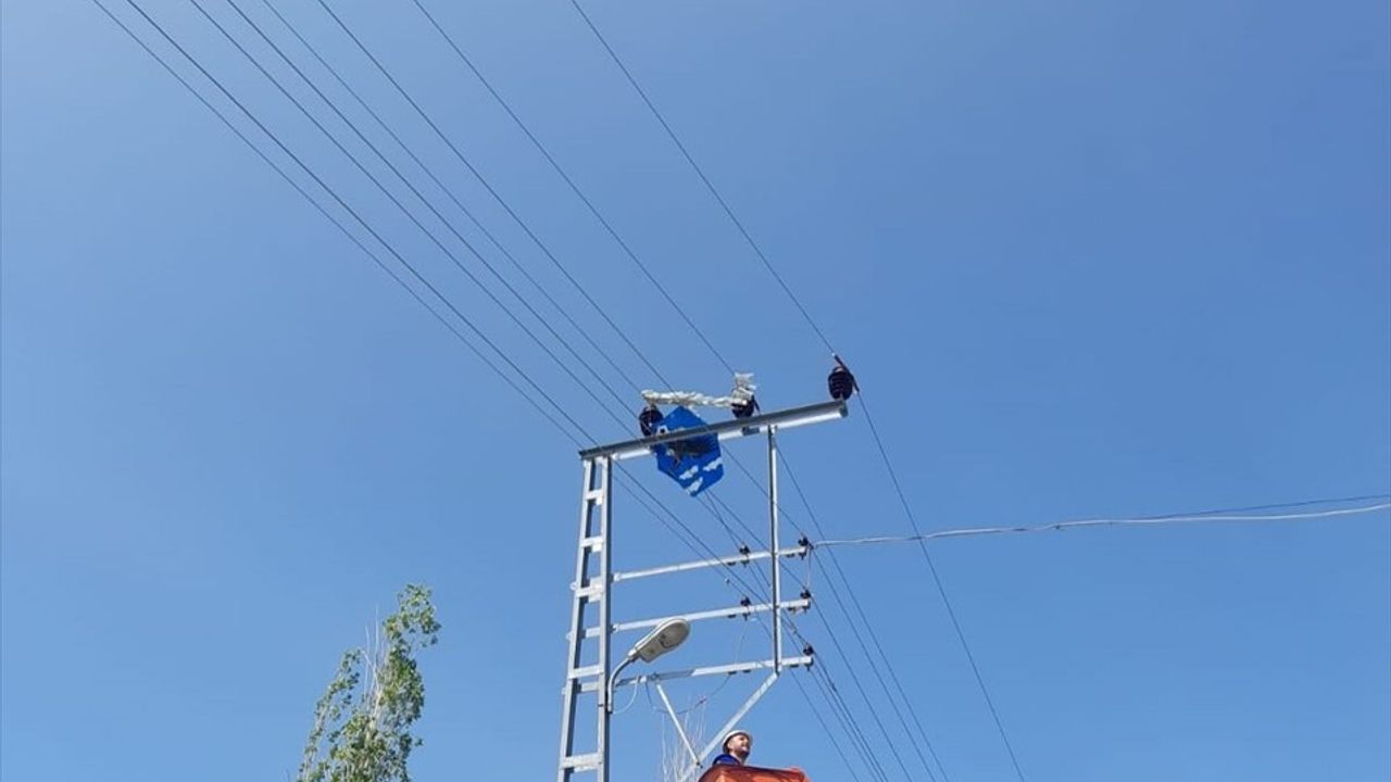 Kayseri'de Uçurtma Kurtarma Operasyonu: KCETAŞ Ekipleri Çocukların Yanında