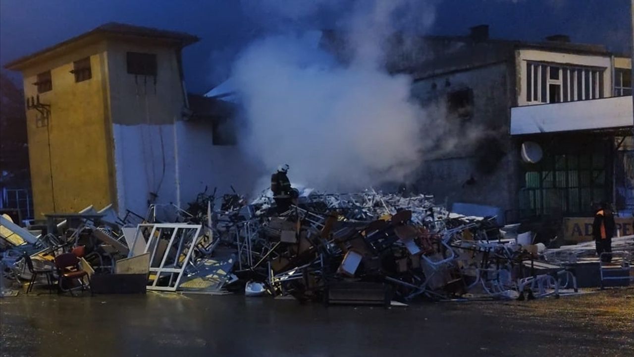 Kayseri'de Yıldırım Hurdalığı Tutuşturdu: Yangın Korkuttu