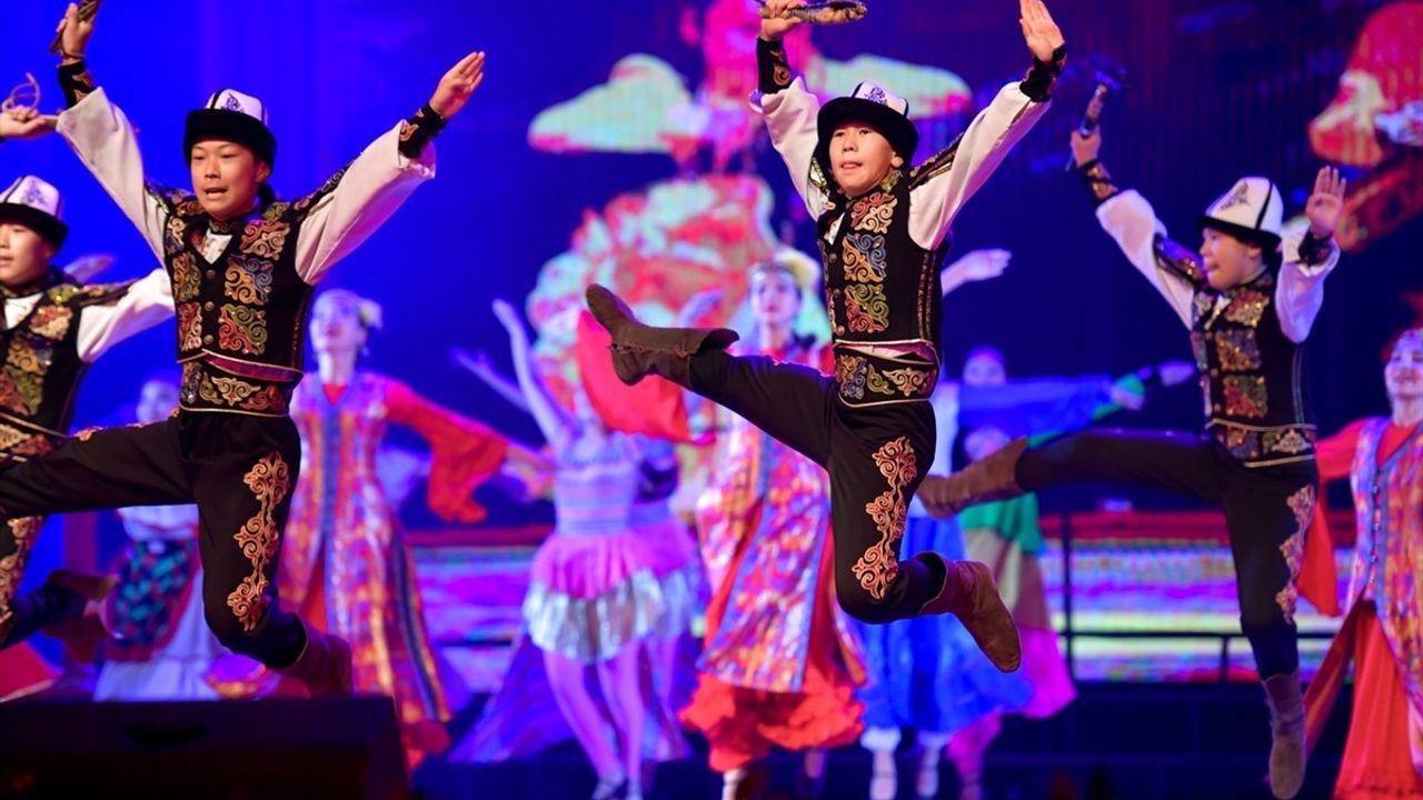 Kırgızistan'da 5. Uluslararası Çocuk Folklor Festivali Başladı