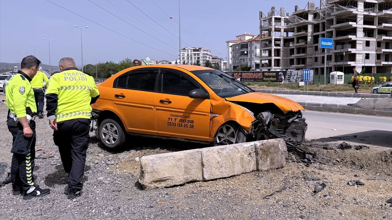 Kırıkkale'de Taksinin Beton Bariyere Çarpması Sonucu 2 Yaralı!