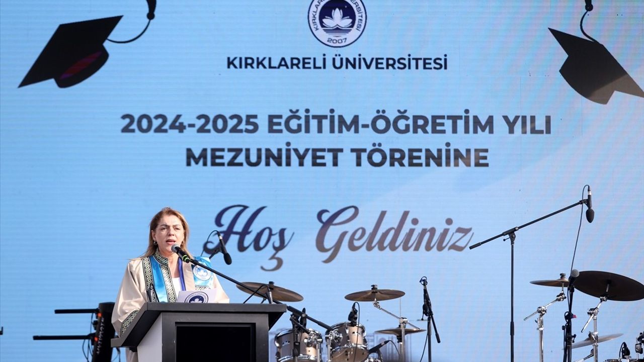 Kırklareli Üniversitesi'nde Mezuniyet Coşkusu: 3.550 Öğrenci Kep Atarak Diplomalarını Aldı
