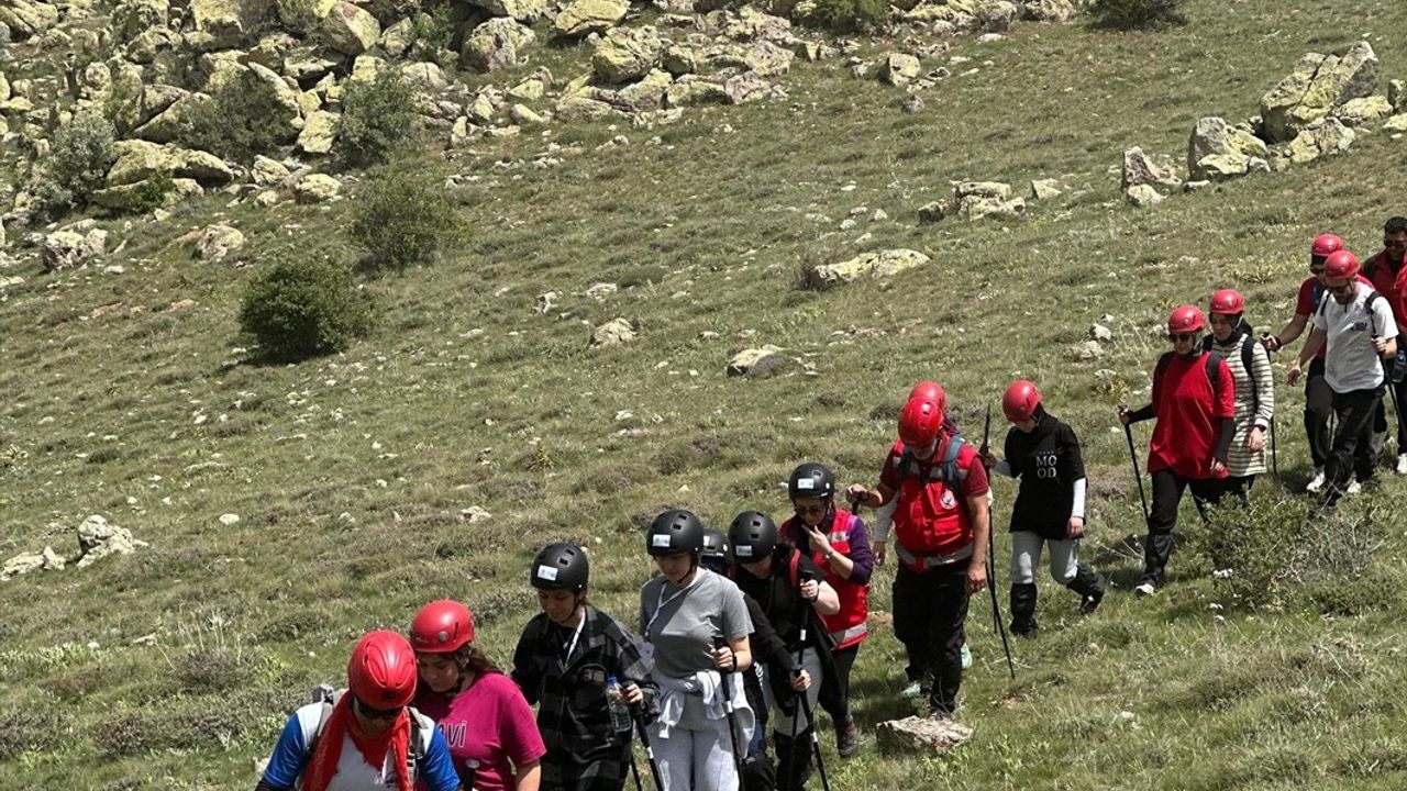 Kırşehir'de Dağcılar 19 Mayıs'ı Davullu Zirvesi'nde Kutladı