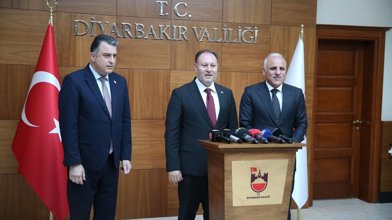 KKTC Cumhuriyet Meclisi Başkanı Öztürkler Diyarbakır'da Terörsüz Türkiye Vurgusu Yaptı