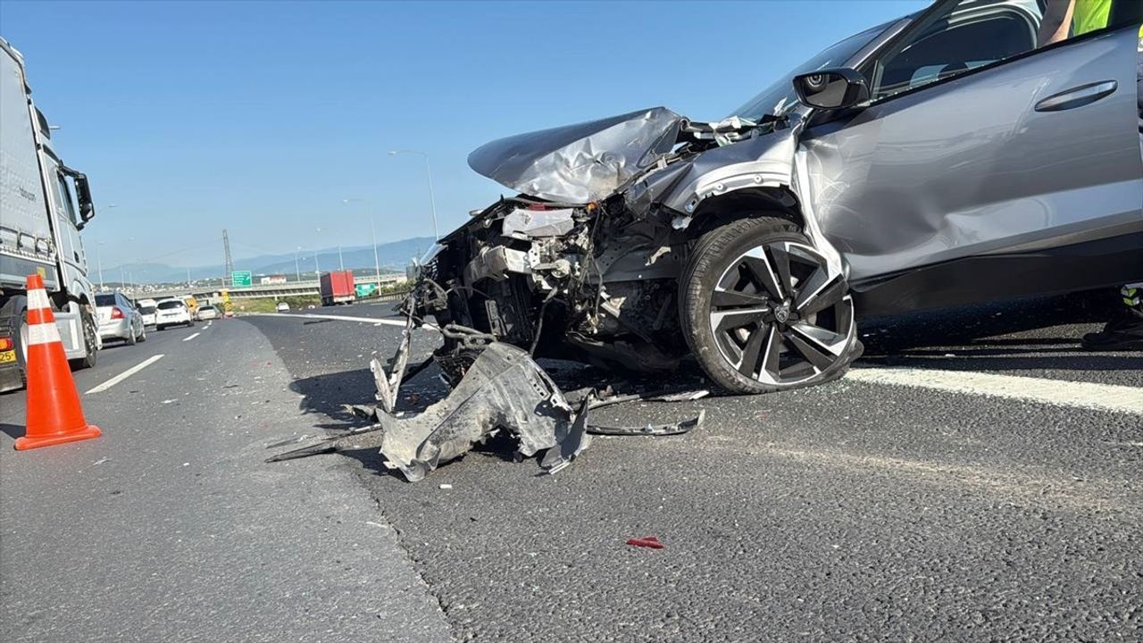 Kocaeli'de Anadolu Otoyolu'nda Kaza: Trafik Durma Noktasına Geldi