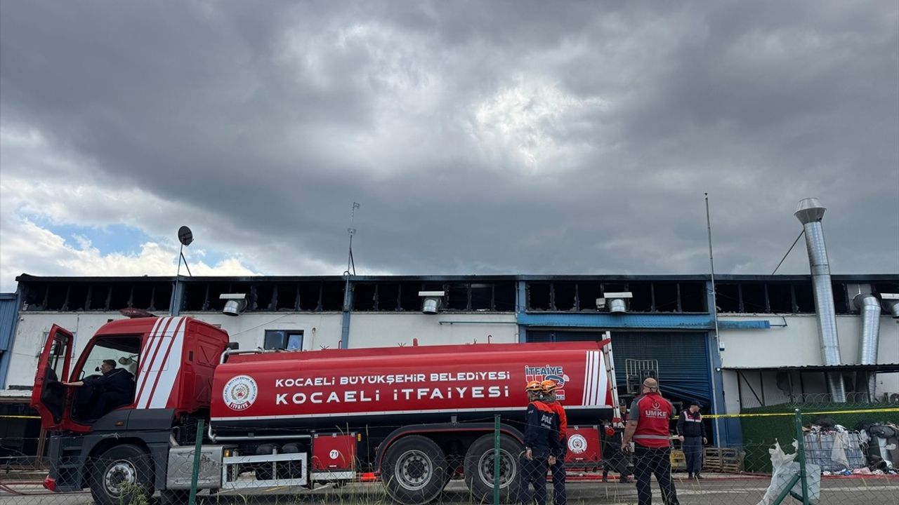 Kocaeli'de Boya Fabrikasında Yangın Kontrol Altına Alındı