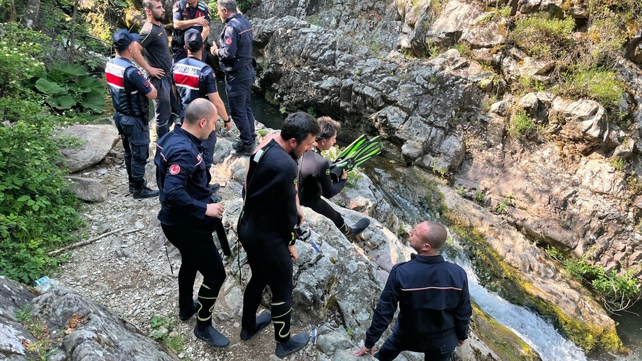 Kocaeli'de Dereye Giren 16 Yaşındaki Çocuk Boğuldu