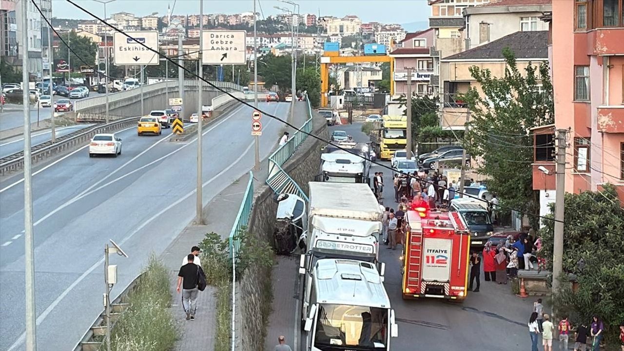 Kocaeli'de İstinat Duvarından Düşen Otomobil 4 Araca Zarar Verdi
