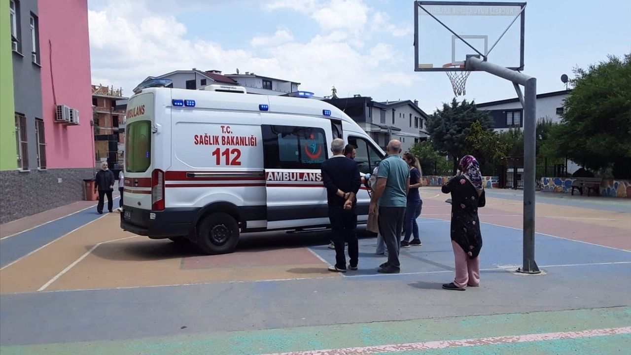 Kocaeli'de İstinat Duvarından Düşen Otomobil Sürücüsü Yaralandı