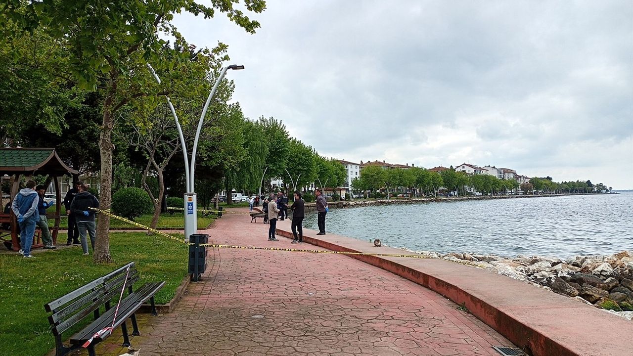 Kocaeli'de Kayalıklarda Erkek Cesedi Bulundu