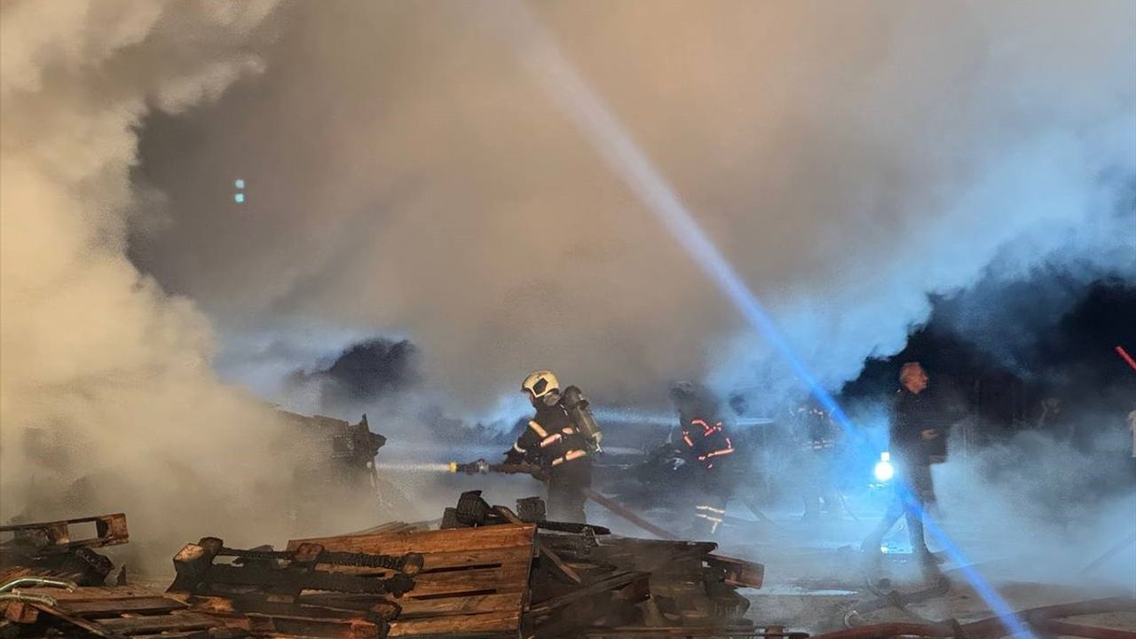 Kocaeli'de Palet Deposunda Yangın: Söndürüldü