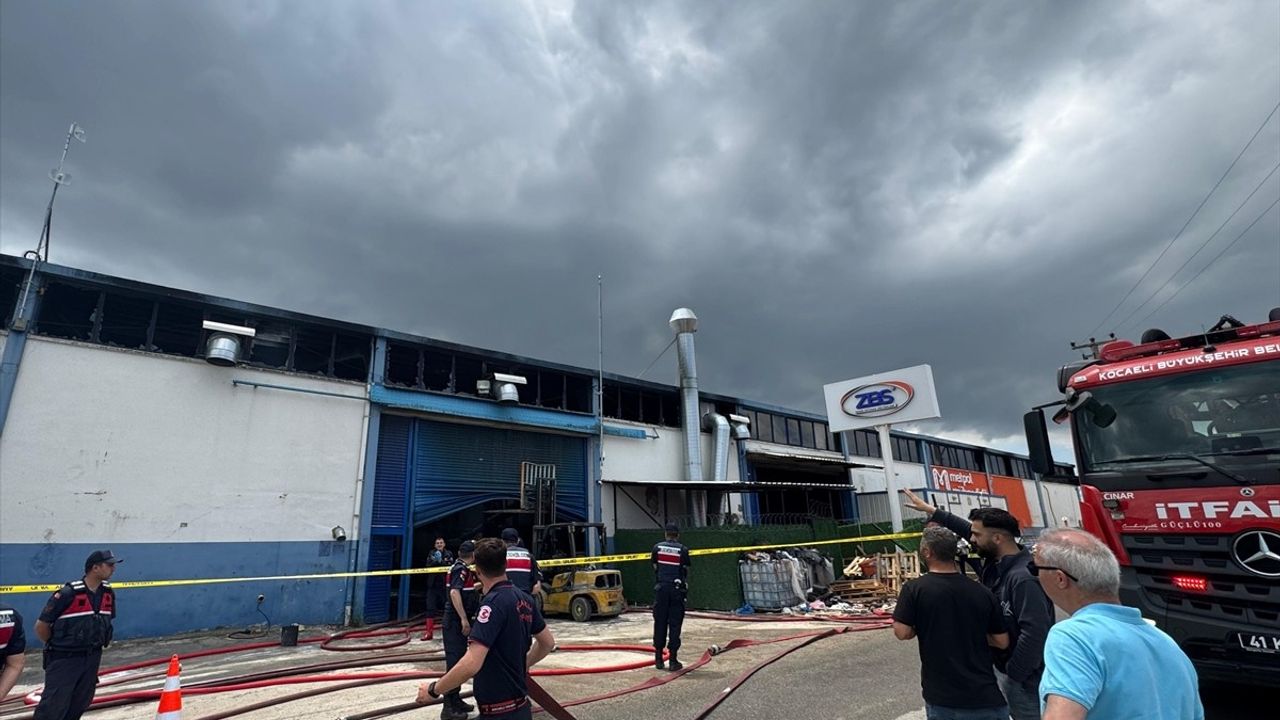 Kocaeli'deki Boya Fabrikasında Yangın Kontrol Altına Alındı