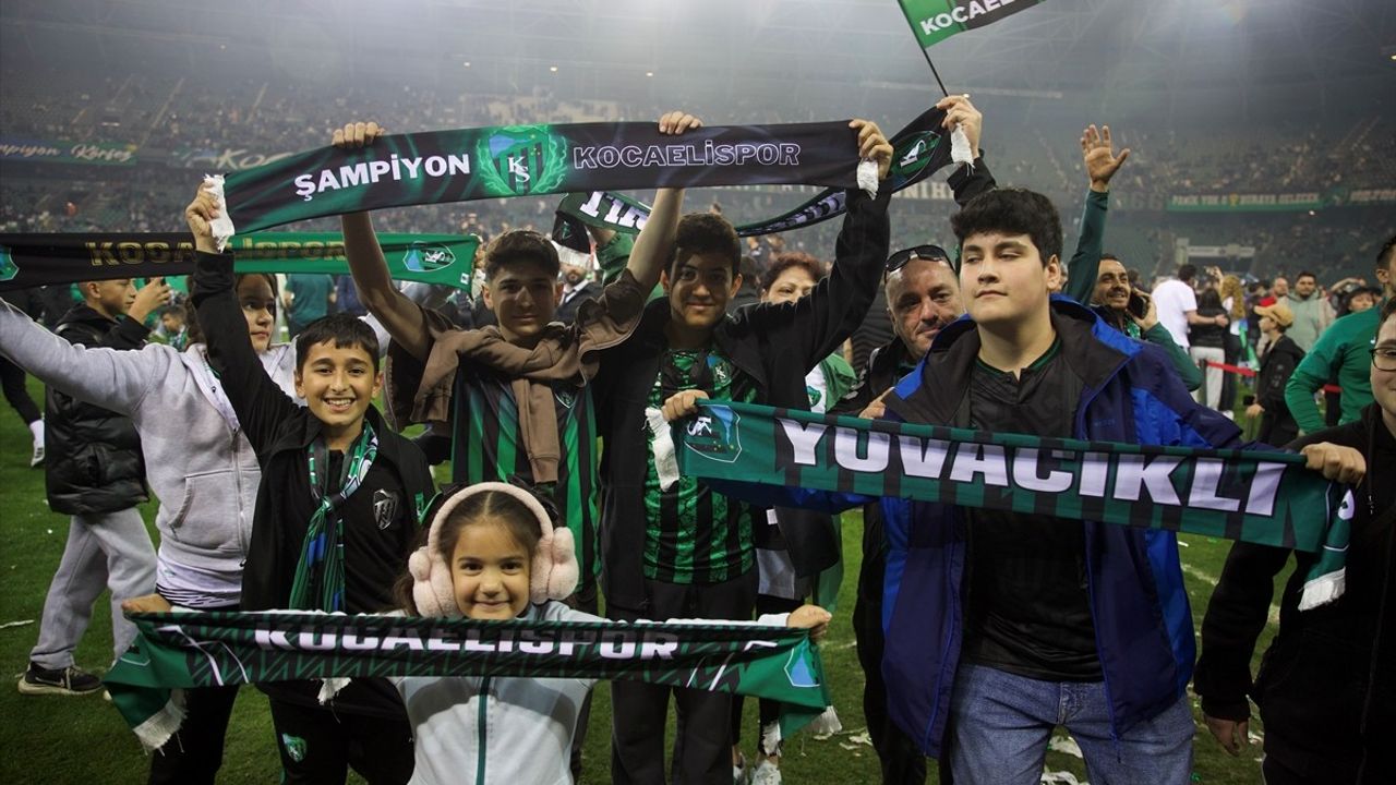 Kocaelispor Süper Lig'e Yükseldi, Şampiyonluk Kupasını Aldı